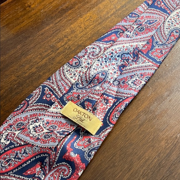 Elegant Paisley Tie in Red and Blue - Picture 3 of 3